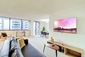 TV, offices - Apt w/ All You Need + Easy Metro Access (Arlington)