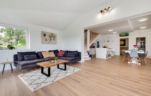 Smart TV, fireplace, stereo