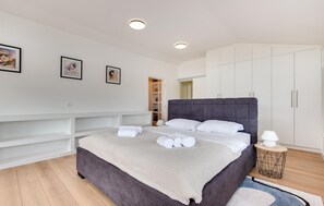 2 bedrooms, travel crib, free WiFi, bed sheets