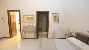 1 chambre, fer et planche à repasser, accès à Internet, literie fournie