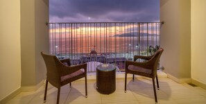 Studio Keluarga, balkon, pemandangan laut | Seprai premium, minibar, meja kerja, dan ruang kerja ramah laptop