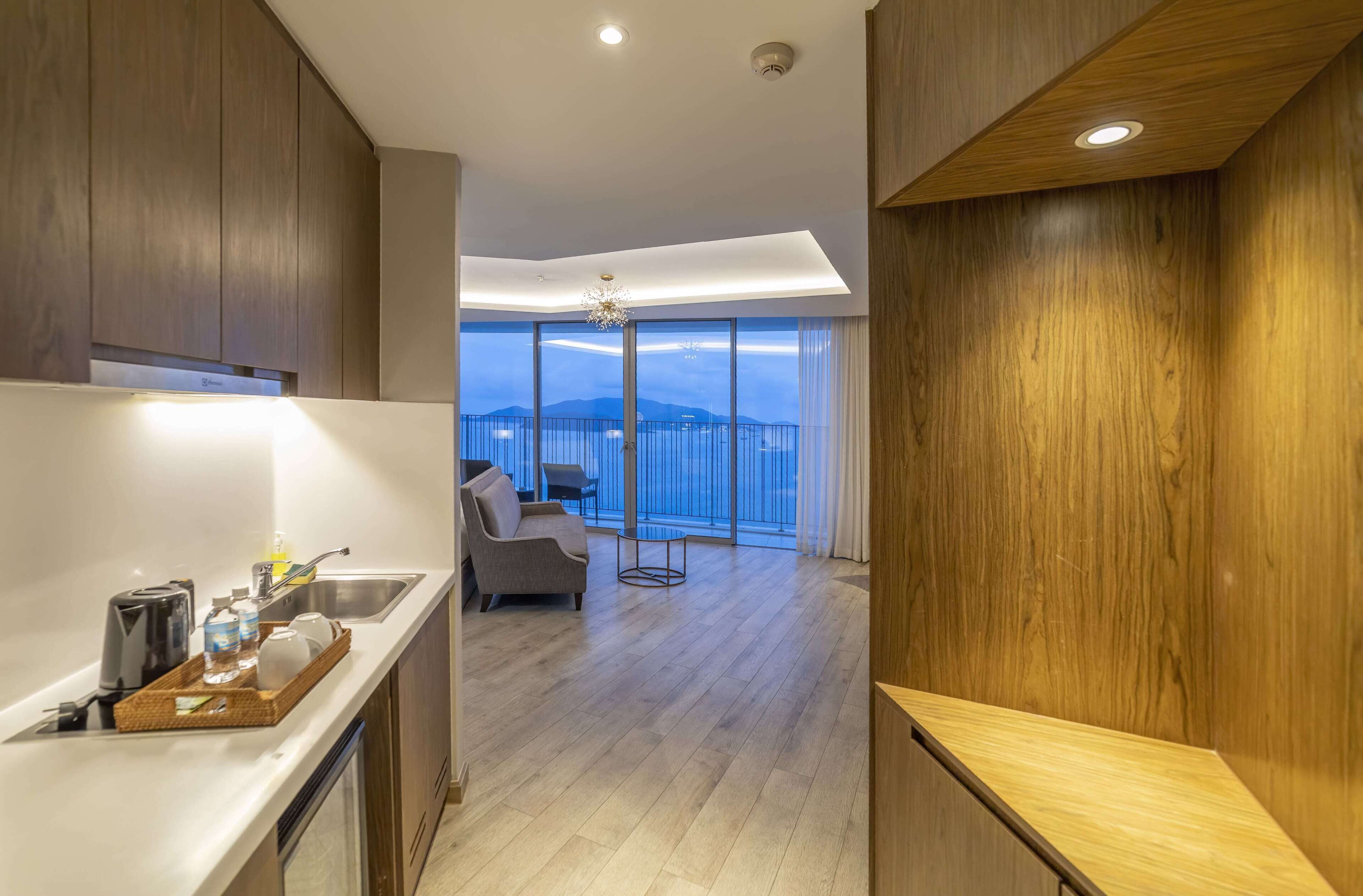 Premier Studio, Bathtub, Sea View | Private kitchen | Mini-fridge, microwave, cookware/dishes/utensils
