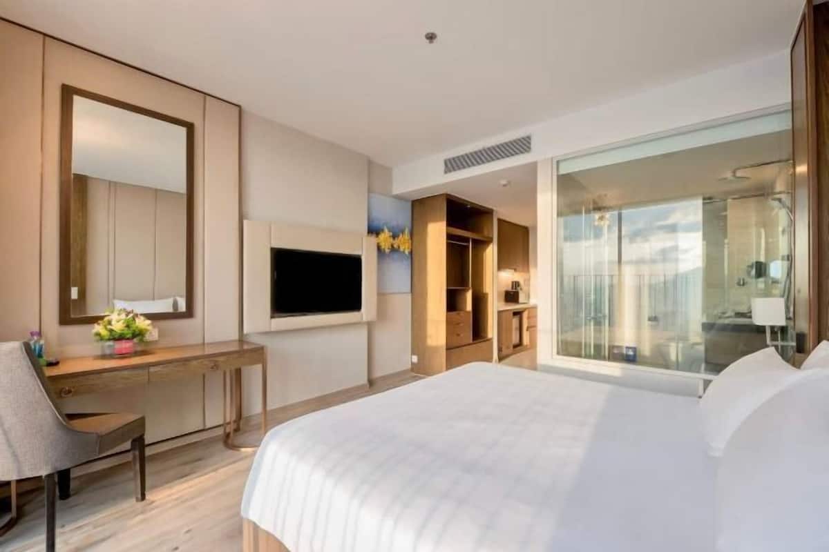 Premium bedding, minibar, desk, laptop workspace