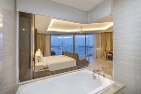 Premier Studio, Bathtub, Sea View | Bathroom | Shower, rainfall showerhead, free toiletries, hair dryer