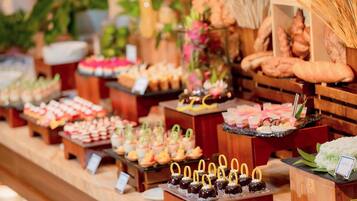 Se ofrece un desayuno bufé (225000 VND por persona)