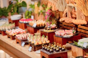 Petit déjeuner buffet servi tous les jours en supplément