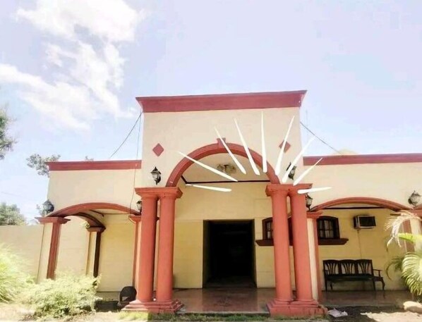 Fachada de la propiedad