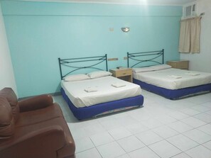 Escritorio, espacio para trabajar con laptop y wifi gratis 