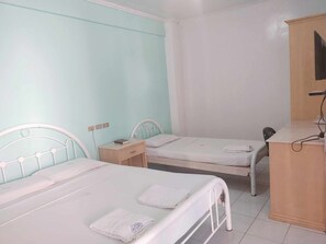 Driepersoonskamer | Een bureau, een laptopwerkplek, gratis wifi, beddengoed