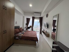 Deluxe Double Room | Desk, laptop workspace, bed sheets - OYO Life 93164 Pacific Alam Sutra (Tangerang)