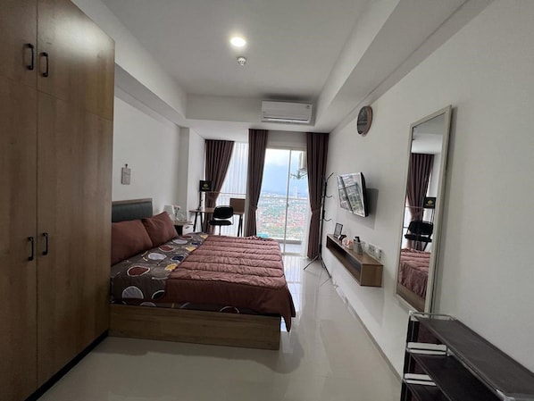 Dobbeltrom – deluxe | Skrivebord, skrivebord for bærbar PC og sengetøy