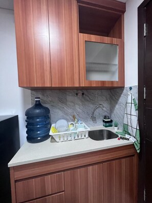 Deluxe Double Room | Desk, laptop workspace, bed sheets - OYO Life 93164 Pacific Alam Sutra (Tangerang)