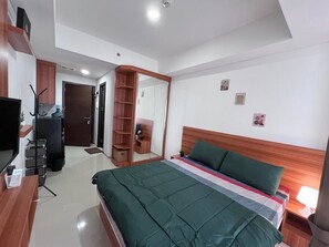 Deluxe Double Room | Desk, laptop workspace, bed sheets - OYO Life 93164 Pacific Alam Sutra (Tangerang)