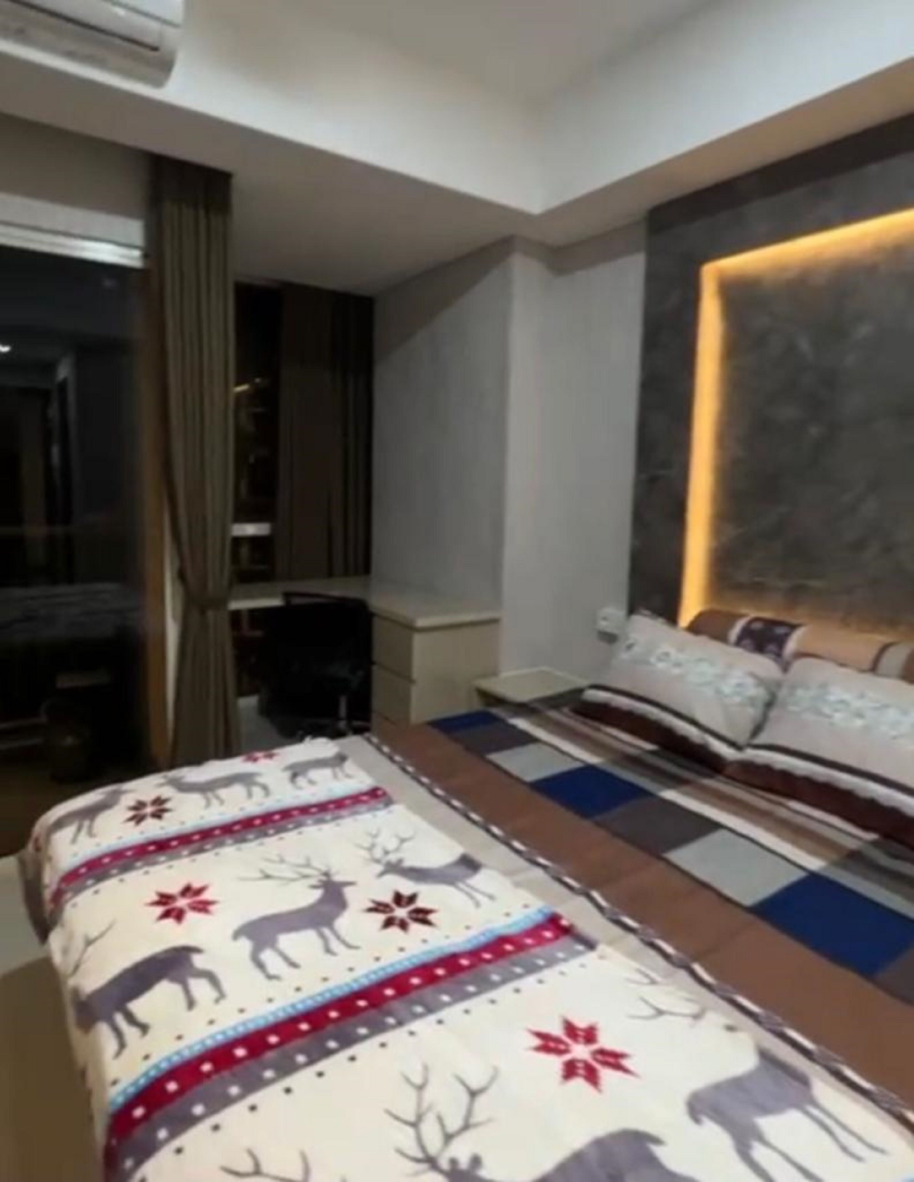 Une chambre d’hôtel moderne avec un grand lit, un canapé et une vue sur la ville.