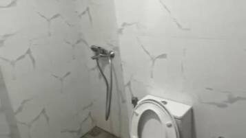 Habitación doble Deluxe | Baño | Regadera y toallas