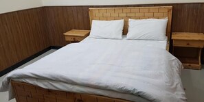 Deluxe Double Room | Soundproofing, iron/ironing board, free WiFi - Pine Top Resort Batakundi (Balakot)