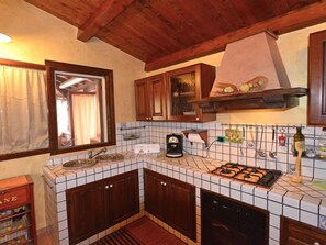 Frigorífico, microondas, horno y lavavajillas