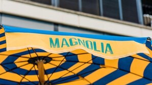 En paraply med ordet "MAGNOLIA".