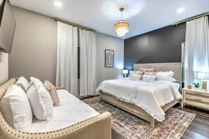 4 室のベッドルーム、デスク、アイロン / アイロン台、WiFi (無料)