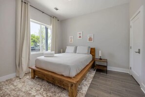 4 slaapkamers, een bureau, een strijkplank/strijkijzer, gratis wifi