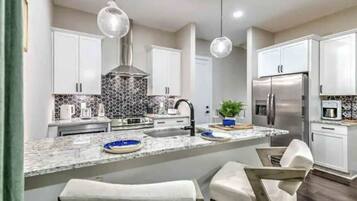 Een koelkast, een microgolfoven, een oven, een kookplaat