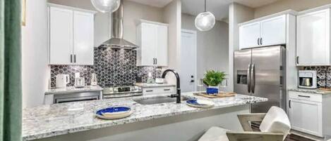 Refrigerador, microondas, horno, placa de cocina