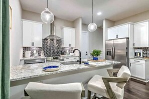 Køleskab, mikrobølgeovn, ovn, kogeplade