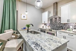Geladeira, micro-ondas, fogão, cooktop