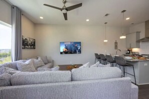 Smart TV, videogames, mesa de pingue-pongue