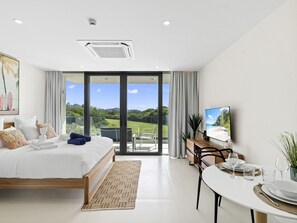 Safe på rommet, strykejern/-brett, wi-fi (inkludert) og sengetøy