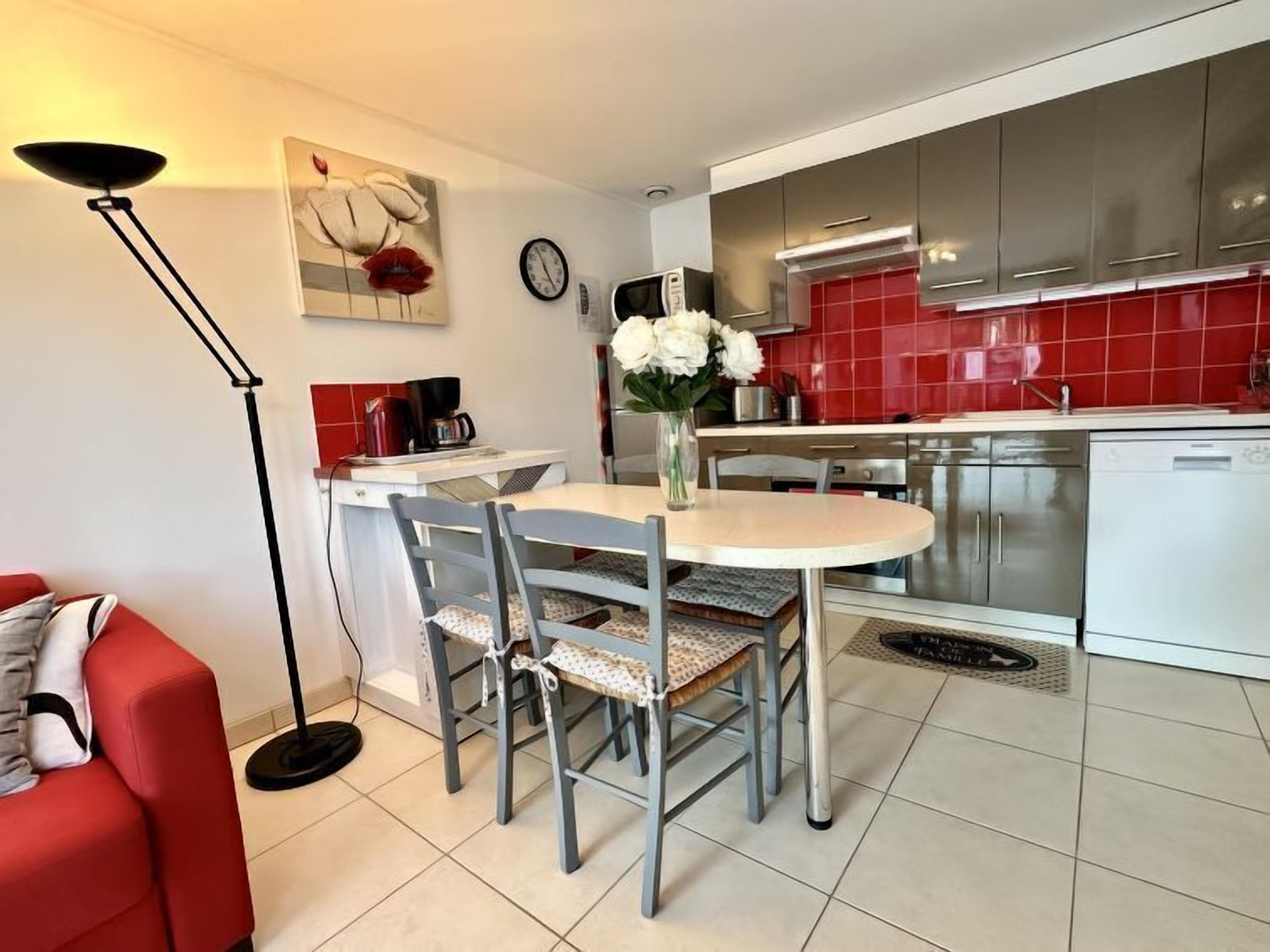 Kylskåp, mikrovågsugn, ugn och diskmaskin