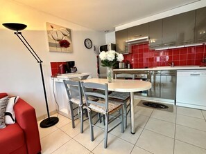 Réfrigérateur, micro-ondes, four, lave-vaisselle