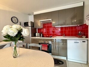 Kylskåp, mikrovågsugn, ugn och diskmaskin