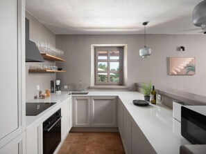 Kühlschrank, Mikrowelle, Ofen, Geschirrspüler