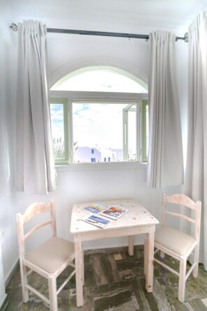 Dining - The Cliff Reflections - Superior Double Room with Partial Caldera VIew (Σαντορίνη Μεγαλοχώρι)
