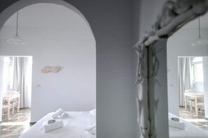 1 soveværelse, pengeskab på værelset, strygejern/strygebræt