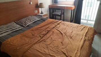 Escritorio, wifi gratis y ropa de cama