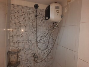 Deluxe-Doppelzimmer | Badezimmer | Dusche, Handtücher, Seife