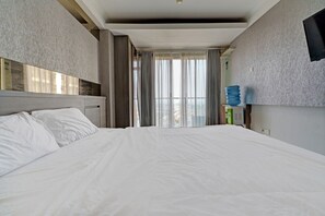 Deluxe Double Room | Laptop workspace, bed sheets - OYO Life 93097 Apartemen Gateway Pasteur By Kaisar Room (Cimahi)