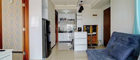 Espacio para trabajar con laptop y ropa de cama