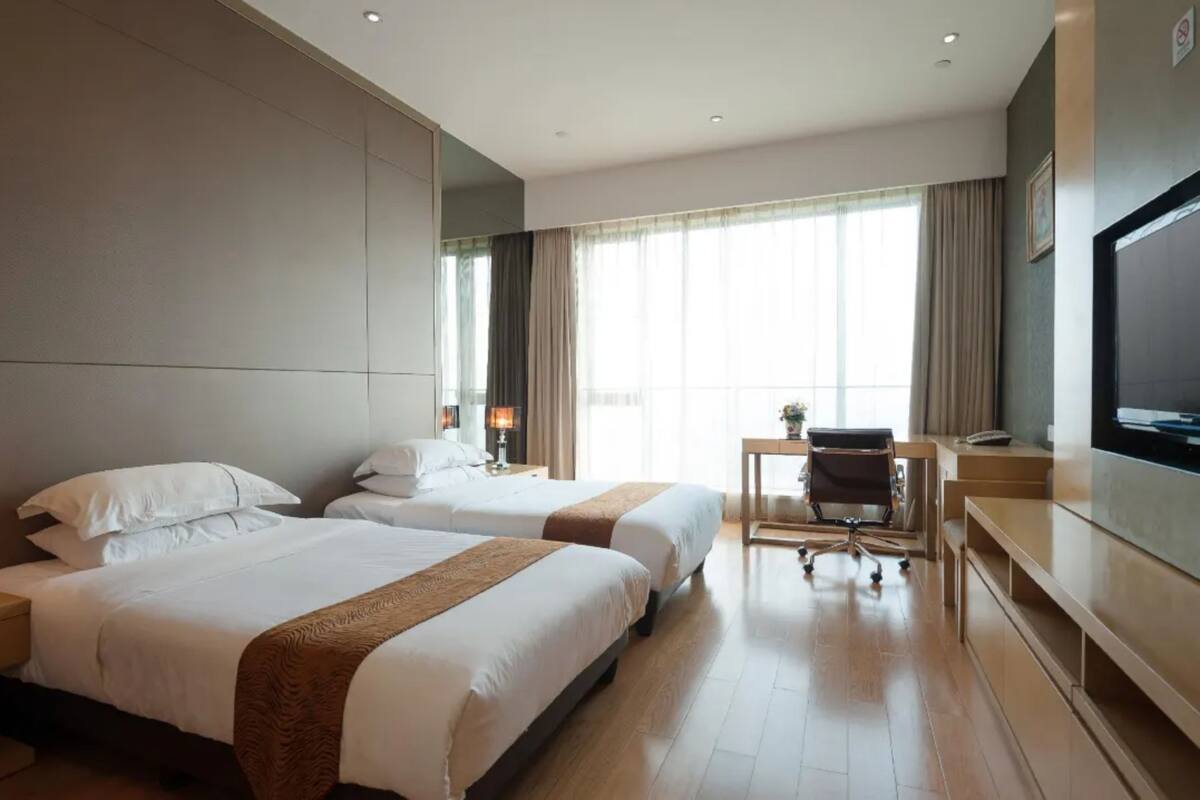 Business Double or Twin Room | Minibar (some free items), desk, laptop workspace, WiFi (free)