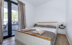 2 bedrooms, travel cot, free WiFi, bed sheets