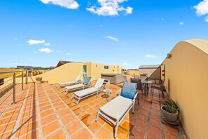 Outdoor dining - Ocean View Condo at Oceania Penthouse 6 by Bocobay (Noord)