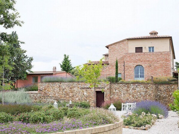 Exterior - Casa Dracena E: A welcoming apartment situated in the heart of the Tuscan countryside, with Free WI-FI. (Trequanda)
