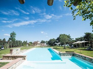 Pool - Casa Dracena E: A welcoming apartment situated in the heart of the Tuscan countryside, with Free WI-FI. (Trequanda)