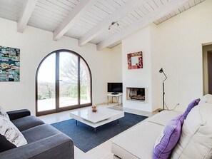 Televisión y chimenea 