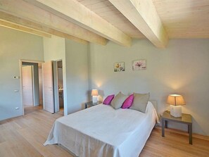 2 slaapkamers, een strijkplank/strijkijzer, gratis wifi, beddengoed