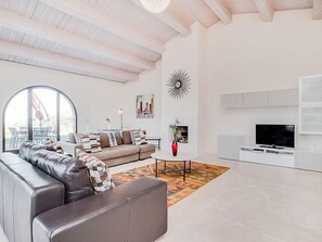 Televisión y chimenea 