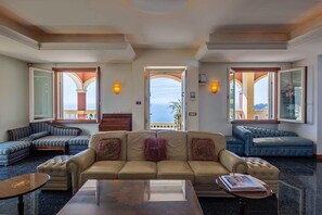 TV - Villa Cosmea: A charming and bright three-story villa which faces the sun and the sea, with Free WI-FI. (Ospedaletti)