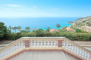 Property grounds - Villa Cosmea: A charming and bright three-story villa which faces the sun and the sea, with Free WI-FI. (Ospedaletti)